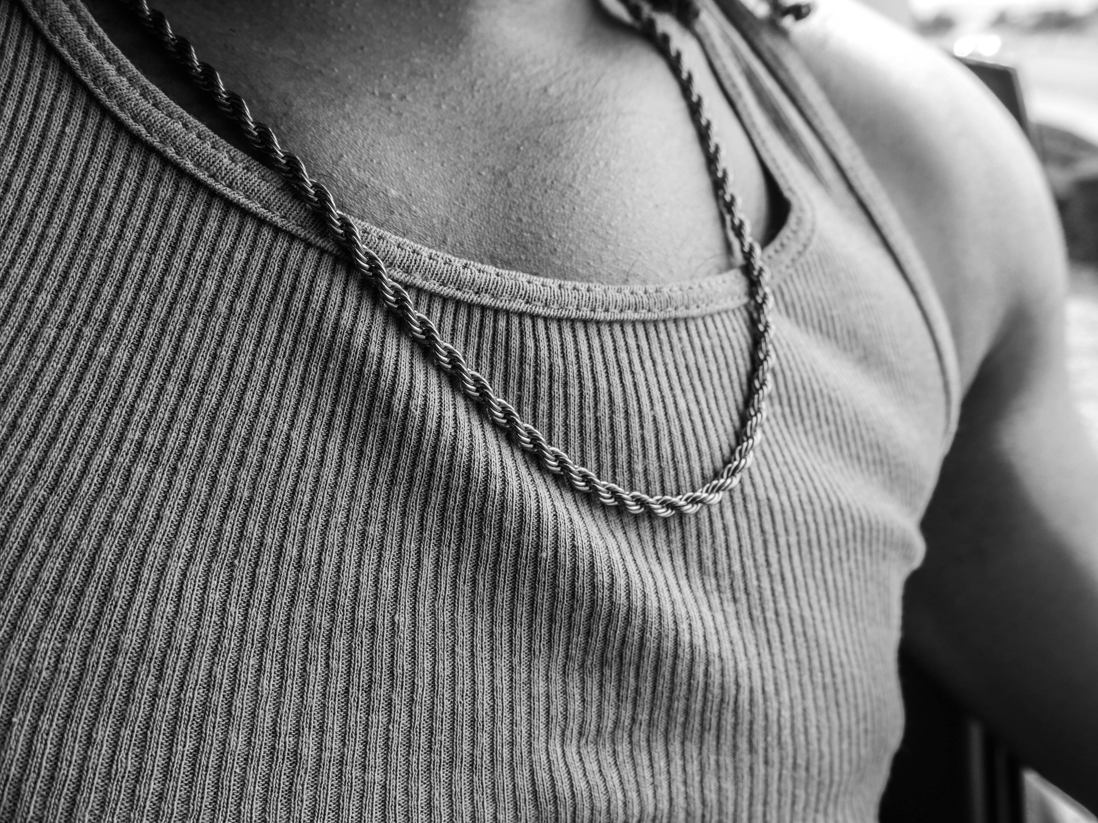 NECKLACES & CHAINS
